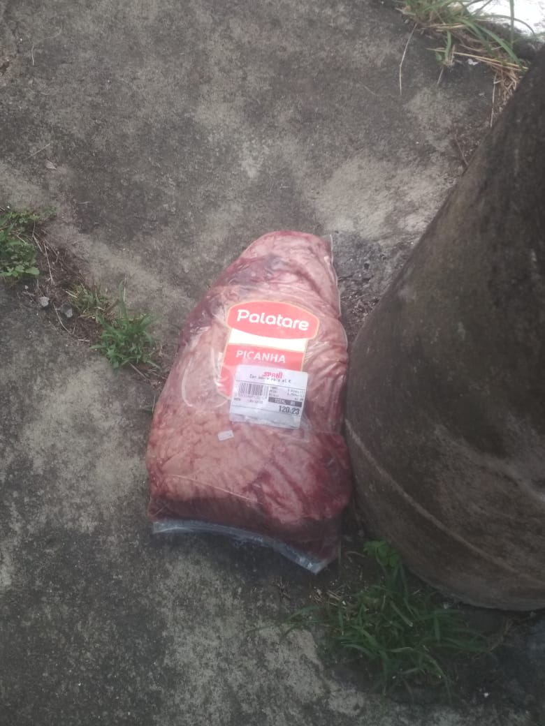 biazinhajkk's tweet photo. e hj na rua que achamos uma PICANHA no CHÃO do lado do POSTE KKKKKKKKKK DE 120 CONTOOOOOOO https://t.co/GCtjc2Vhks