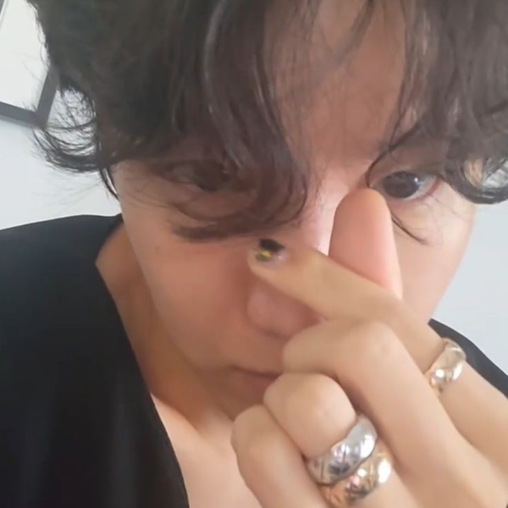 pjimndolly's tweet photo. hobi haciendo diferentes tipos de <3 https://t.co/sB14uMeKUl