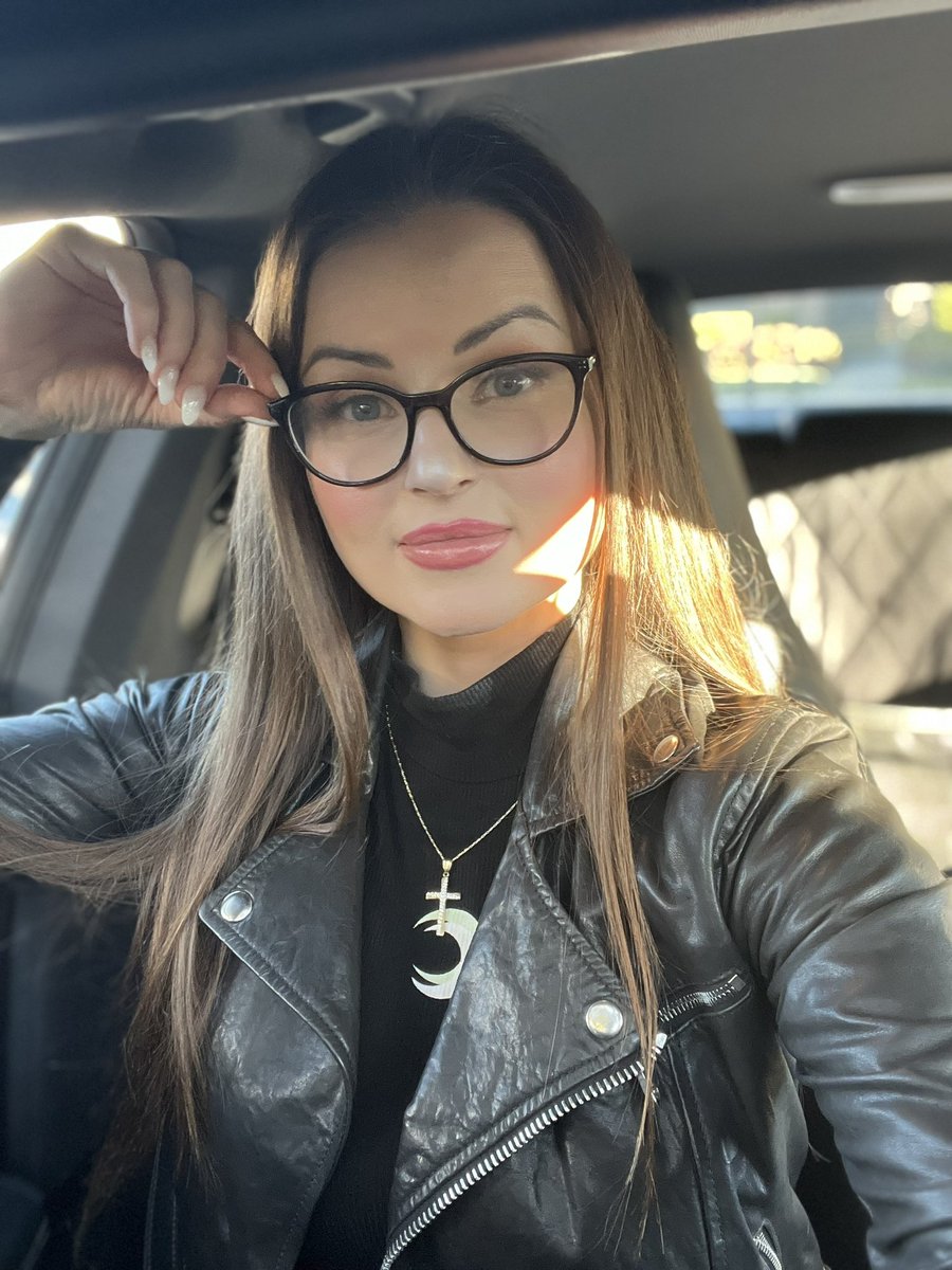 VeronicaLaVery's tweet image. See ya in #Arizona Jan 7-13th 🌵 #bdayweek 📸🫶🏻 ..1 or 2? And what do you think was going on in my head?😆 let’s see if you’re right!