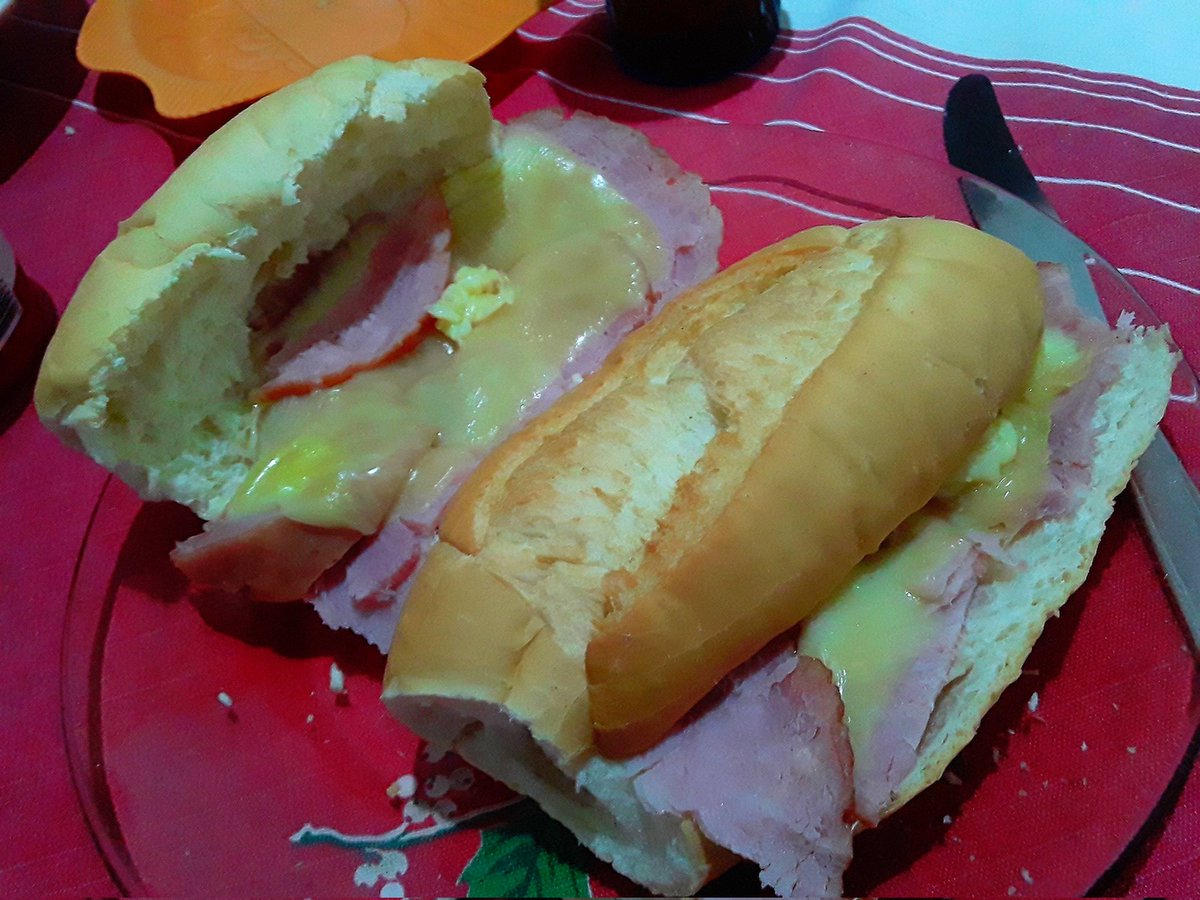 gitogeorge's tweet photo. Ainda sobra do Natal !!
Sanduba improvisado comTender e Mussarela derretida...Delícia!
Melhor que sanduíche de linguiça!
Me siga pra mais dicas de gastronomia...😁🥪
.
#gastronomia #receitas #dicas #tender #natal #sanduba #sanduiche #lanche #followtrick https://t.co/me1Bi7hUb5