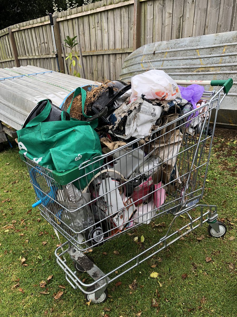 Bundogs's tweet photo. Someone left a late Christmas present for the WBG team - soooo generous 🤦♂️
Just have to work out how to distribute the ‘gifts’ evenly 🤡
This was left for us inside the gardens near the nature based play space 🤷♂️ #somepeople #generosity #dumpandrun https://t.co/M1r8UlUgFA