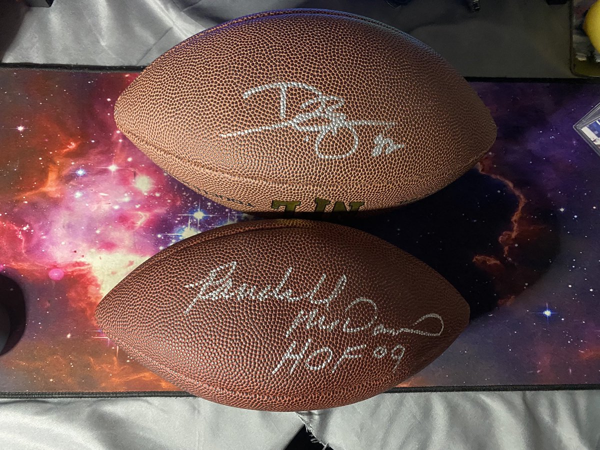PapisSports's tweet photo. #PapisSubZeroStacker 
Day 4: Misc

Autographed Footballs

[Top ]Dwayne Bowe (Has COA) 
$40 

[Bottom] Randal McDaniel (No COA) 
$15

*These items will make your Stack Calculated Shipping**
Comment “Take” or the Players Name to Claim 

@HiveRetweets @GG_Hobby 
@SleepyCards_RT https://t.co/RbGDMP6s0N