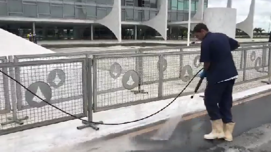 revistaforum's tweet photo. Sai, zica!

Palácio do Planalto é lavado com sal grosso para a posse de Lula

📽️Veja VÍDEO e confira os preparativos: https://t.co/2H66h3X9D0 https://t.co/pmhPpjcdRR