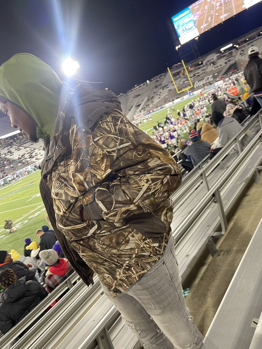 Cam3ronLuster's tweet photo. #BirminghamBowl #gamestop @DeAndreGColeman @r_pearce77 https://t.co/CrkQiSQTxz