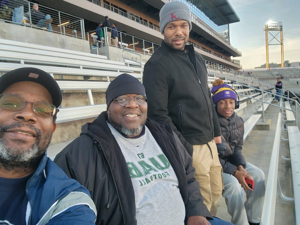 cole_deuce's tweet photo. First tweet ever. Doing it from the Birmingham bowl with the fam #BirminghamBowl #gamestop #FirstTweet https://t.co/B14Ti90mCd