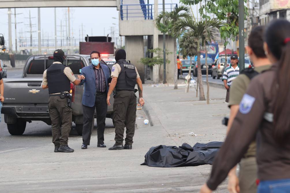 eluniversocom's tweet photo. En nueve partes cortaron el cuerpo de una mujer que fue abandonado en la isla Trinitaria. ► https://t.co/88xXsxwmt5  #Guayaquil https://t.co/jIlKajCb1S