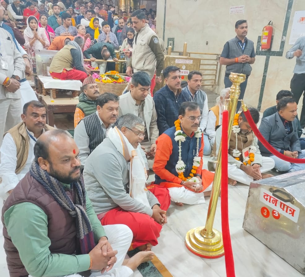 निराकारमोंकारमूलं तुरीयं, गिरा ज्ञान गोतीतमीशं गिरीशं।
करालं महाकाल कालं कृपालं, गुणागार संसारपारं नतोऽहं॥

उज्जैन में बाबा महाकाल के दर्शन कर आशीर्वाद लिया एवं देश - प्रदेश की सुख, समृद्धि और प्रगति की कामना की।

'जय श्री महाकाल'