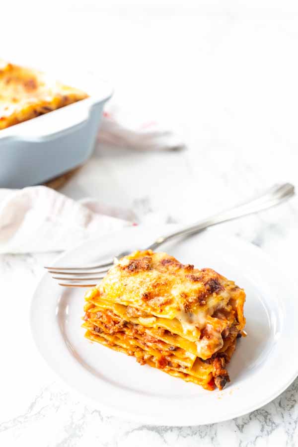 You will love this baked lasagna Bolognese. It is really easy to make with a ragout sauce and pasta sheets. This is so good. alldayintheoven.com/baked-lasagna-… #recipes #recipe #RecipeOfTheDay #dinner #pasta
