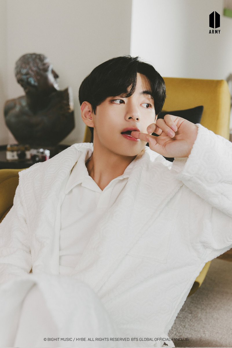 ProudVcut's tweet photo. BTS SUITE LIFE PHOTO (WHITE Ver) : V #BTSV 

방탄소년단 뷔 #방탄소년단뷔 #뷔  #BTSV #V https://t.co/Z5vhoOLoPa