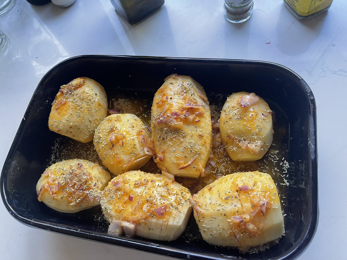 dailyju5tin's tweet photo. Hasselback potatoes are about to start #nomnom #potatoes #garlicbutter #oliveoil #spanishonion #lemonjuice #thairedcurrypaste #oregano #rosemary https://t.co/6zYZe3iqs5