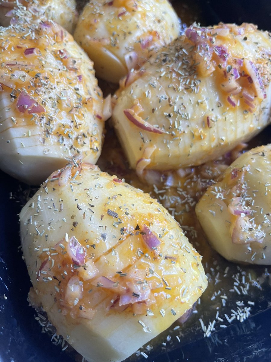 dailyju5tin's tweet photo. Hasselback potatoes are about to start #nomnom #potatoes #garlicbutter #oliveoil #spanishonion #lemonjuice #thairedcurrypaste #oregano #rosemary https://t.co/6zYZe3iqs5