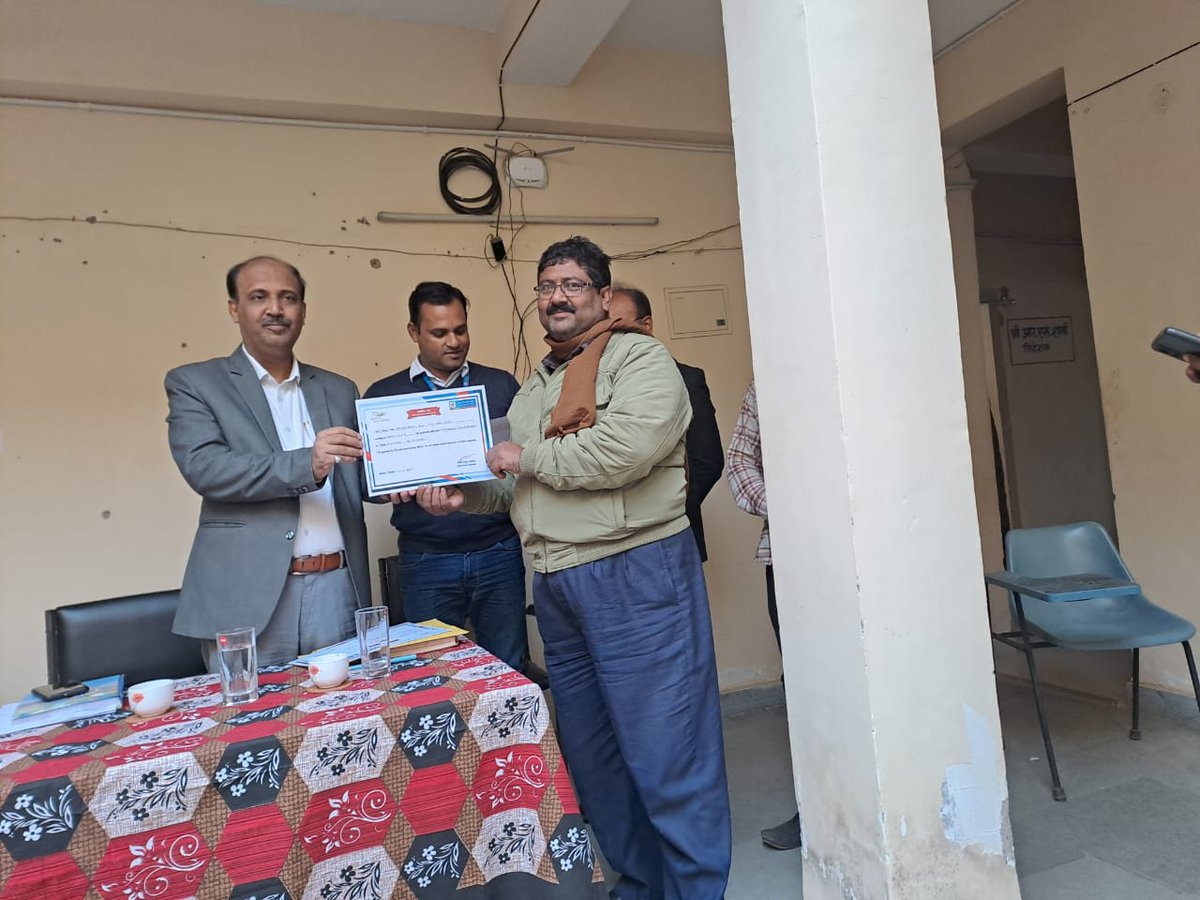 Ajay_0303's tweet photo. Our two BC SM Abu Rasid and Dhirendra Kumar got appreciation letter from RM CBI Darbhanga Bihar for their good performance in APY Campaign.
@Ashutos79143273 @rkmishra011 @BiharCsc @santoshkrtiwari https://t.co/ekP9XYJ3Vk