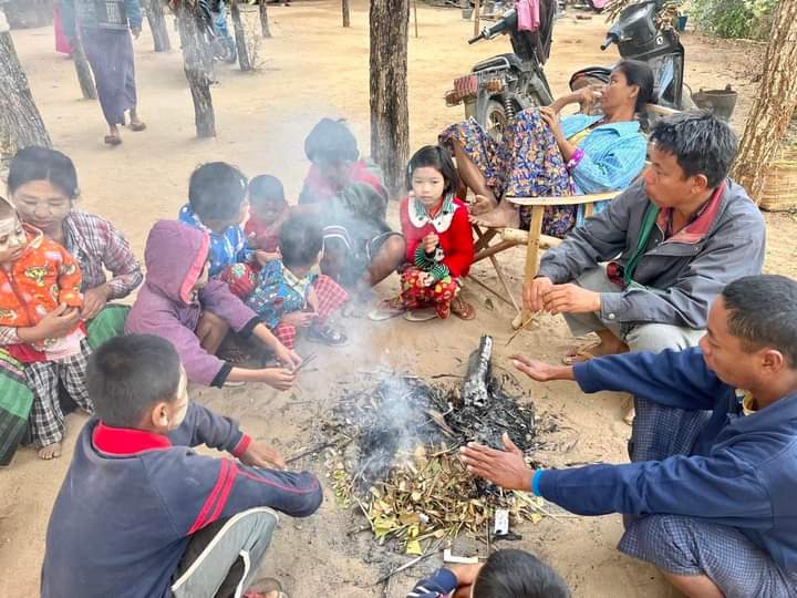 miN13700's tweet photo. About 8,000 locals from abt 8 villages have fled their homes due to the offensive of junta troops in villages of Sagaing's Kani tsp, located west of Chindwin River, and they are currently facing difficulties for their living in forest areas
#2022Dec28Coup
#WhatsHappeningInMyanmar https://t.co/E5GFrY3wd9