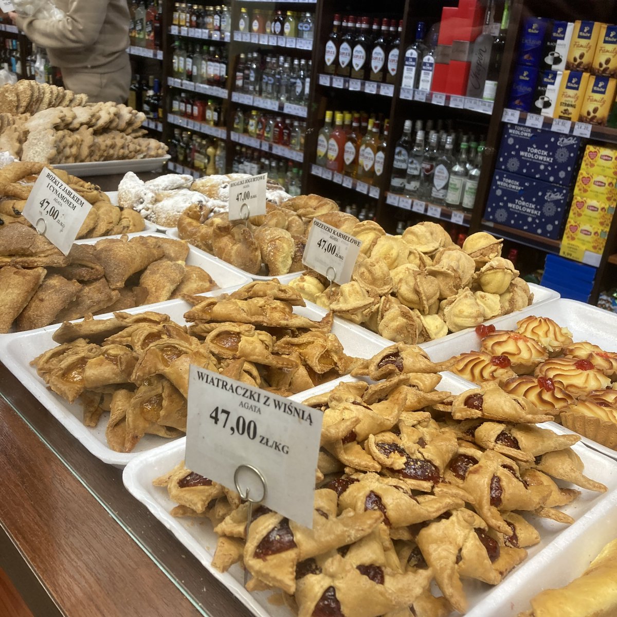 tokounogourmet's tweet photo. ポーランド🇵🇱ワルシャワ
『LUKULLUS』ポーランドに複数店ある人気ペストリー。老舗ヴェーベルのチョコレートマスターが開業したこともあり味も折り紙付き。カフェ利用も出来るので、ちょっとした休憩にも使えます。
#lukullus #poland #ポーランド #Warszawa https://t.co/PKfQgSbdI0