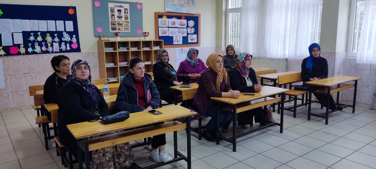 Kamurancelikio's tweet photo. Aile içi ilişkiler, ev yönetimi, çocukların fiziksel ve duyuşsal gelişimi konularında bilgi ve beceri kazanmalarına yönelik rehberlik edilmesi maksadıyla okulumuzda aile eğitimi veriliyor. #aileegitimi @samsunmem @tekkekoymem @MustafaUzunla13 https://t.co/byHITjQkcx