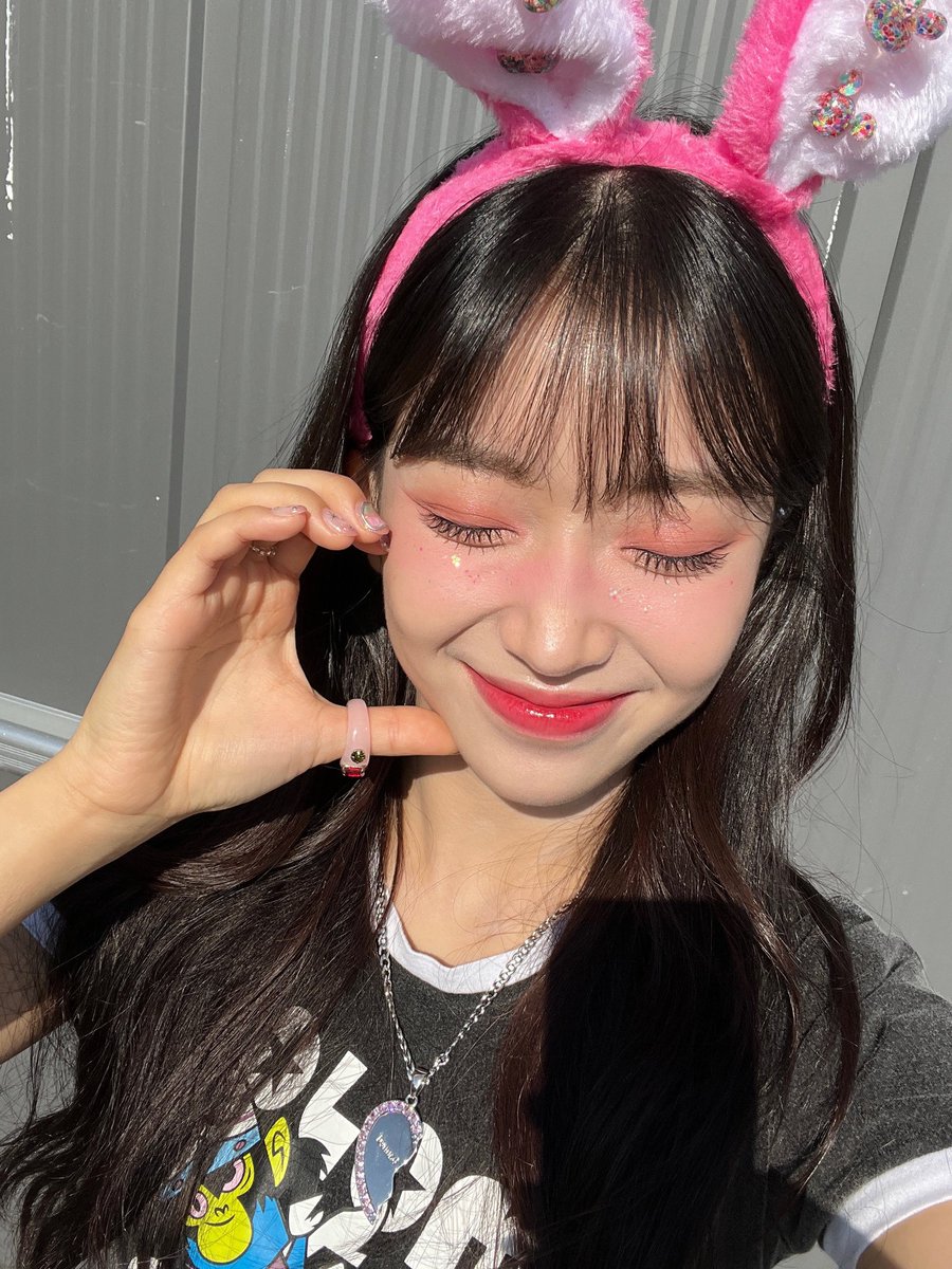 MKSMORI01's tweet photo. ㅤ
ㅤ
          ( reo )      sns  update ! 
          ◷ 2:29  PM ⋮  122822
          ⌕ sa daan
  🥡  ⋮  grabe 'yung tirik ng araw, sa'yo pa rin pala kukulo dugo ko ^^
ㅤ
ㅤ https://t.co/Qh7FXspiJ1