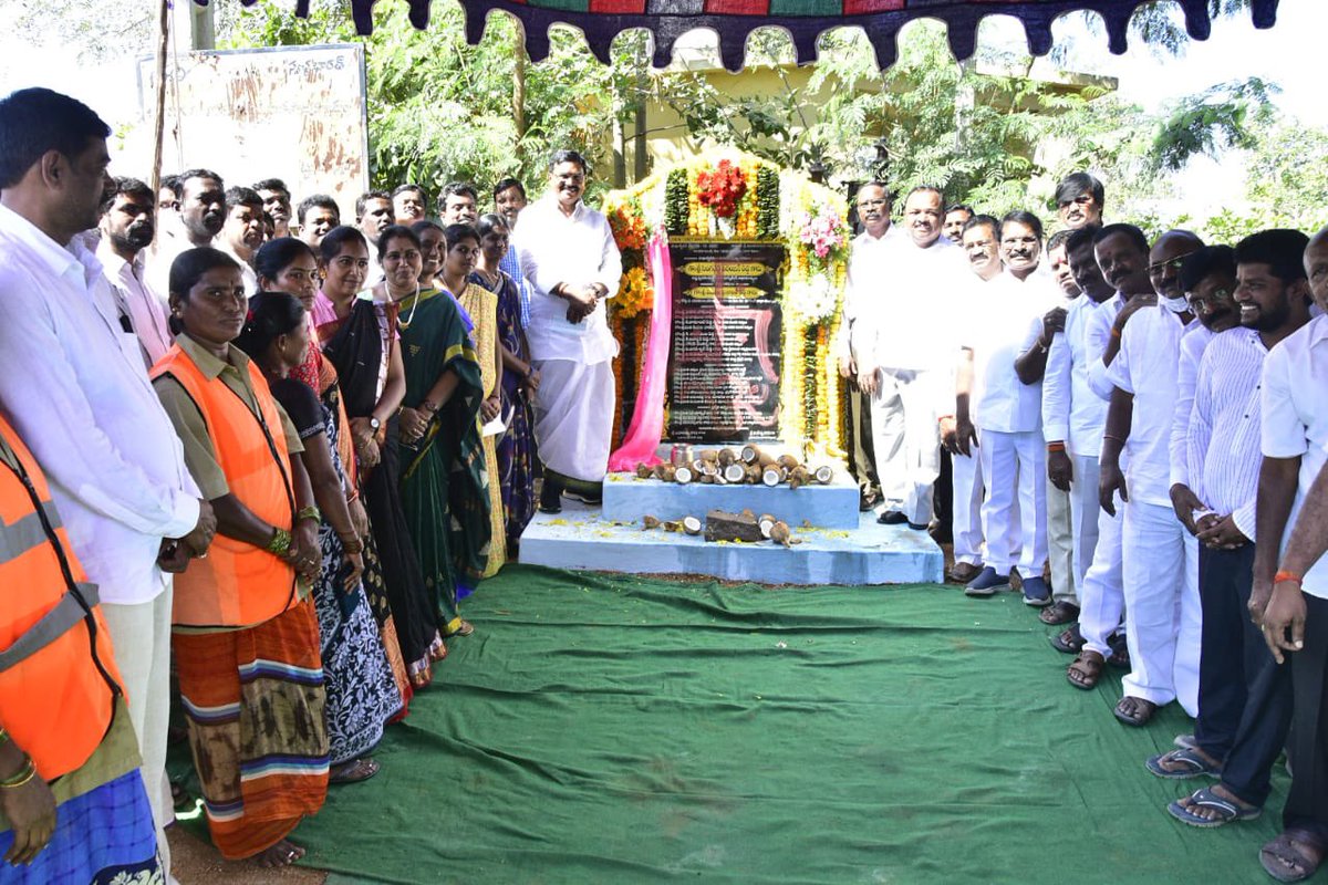 SingireddyBRS's tweet image. పెబ్బేరు మండలం కంచిరావుపల్లిలో రూ.15 కోట్లతో తలపెట్టిన వనపర్తి - పెబ్బేరు రహదారి విస్తరణ పనులకు శంకుస్థాపన చేసిన రాష్ట్ర వ్యవసాయ శాఖా మంత్రి @SingireddyTRS గారు
