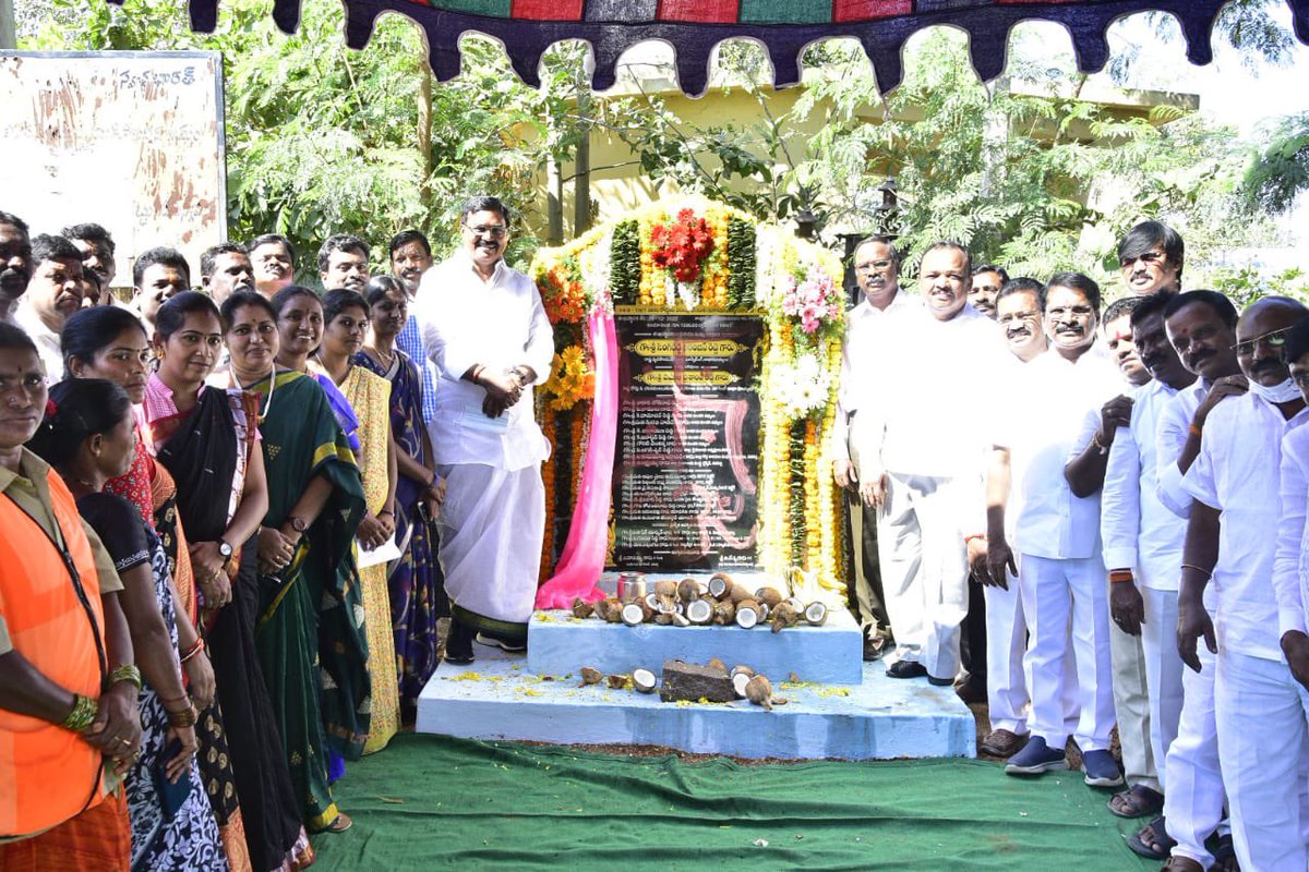 SingireddyBRS's tweet image. పెబ్బేరు మండలం కంచిరావుపల్లిలో రూ.15 కోట్లతో తలపెట్టిన వనపర్తి - పెబ్బేరు రహదారి విస్తరణ పనులకు శంకుస్థాపన చేసిన రాష్ట్ర వ్యవసాయ శాఖా మంత్రి @SingireddyTRS గారు