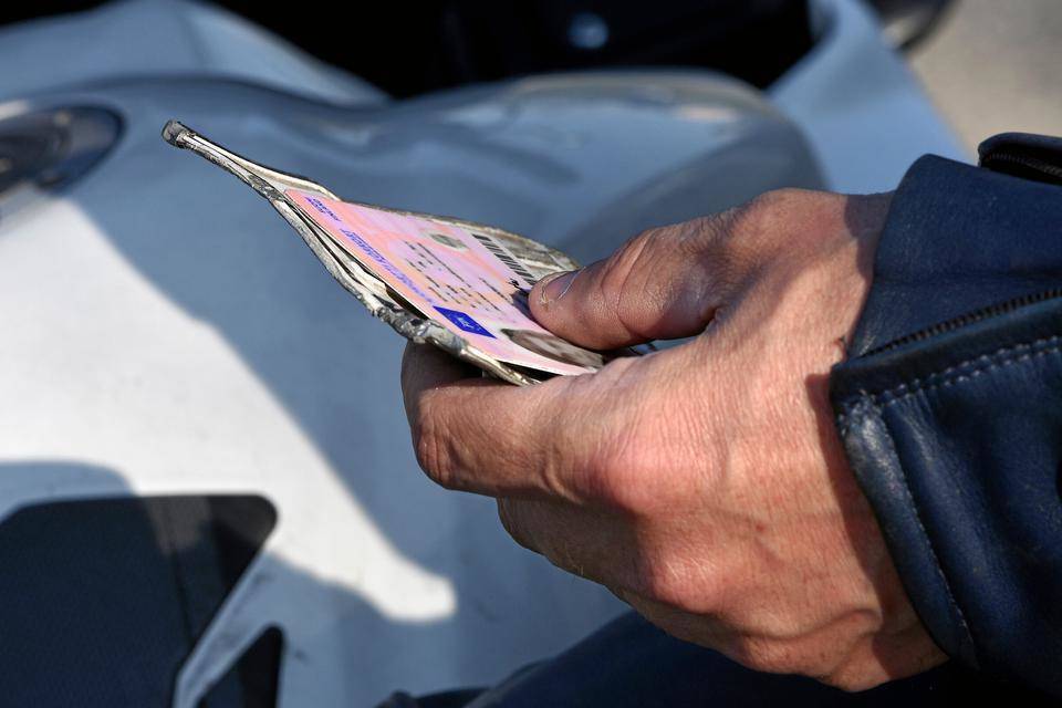 ksml.fi/uutissuomalain…
Ajo-oikeuden voi lähivuosina todistaa älypuhelimen ruudulta.