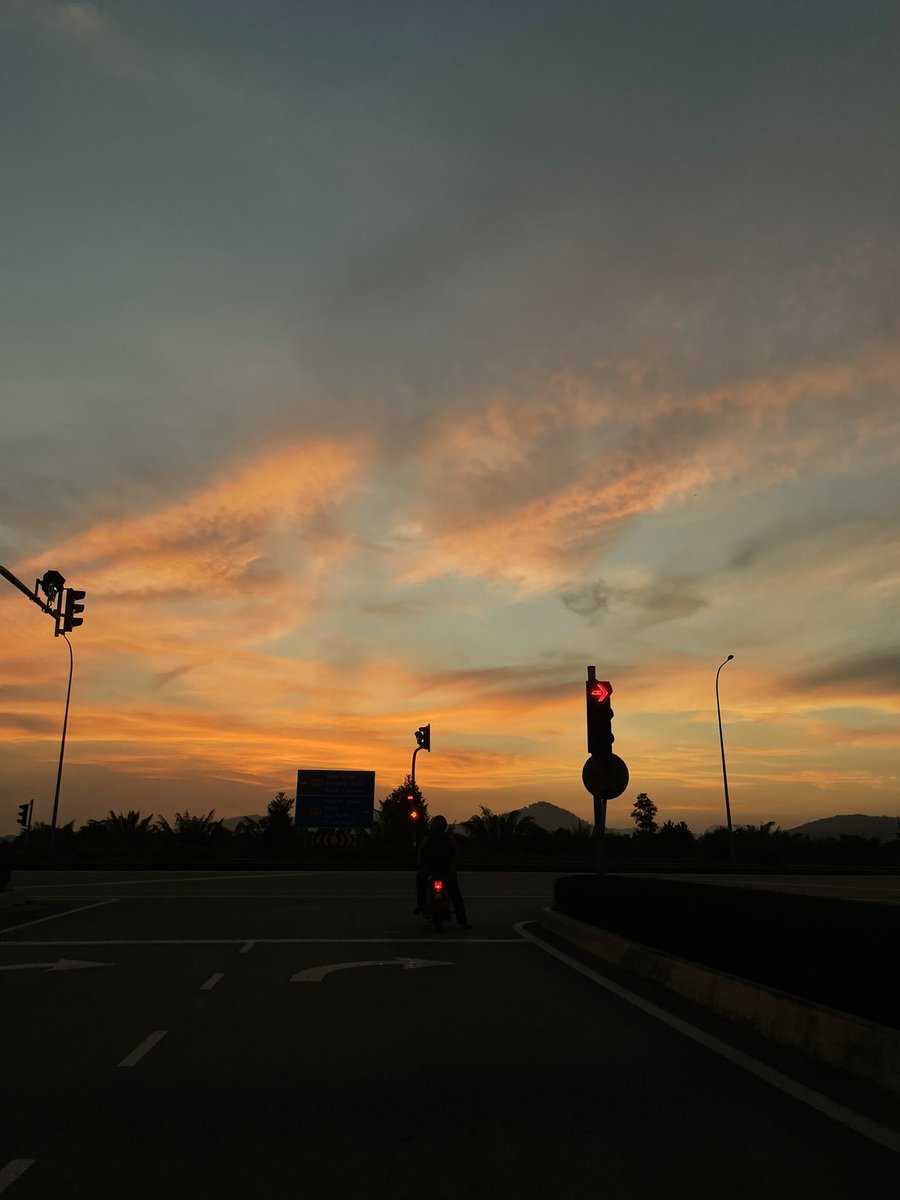 muhdnqiuddin's tweet photo. im in love with skies, tapi paling suka yang 4 ni https://t.co/kac2qLMr8e