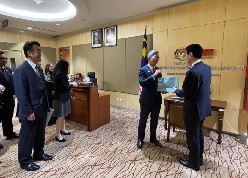 JPNAmbMalaysia's tweet photo. Mr. Nishimura @nishy03, METI Minister of 🇯🇵had a meeting with Y.B. Senator Datuk Seri @tzafrul_aziz 🇲🇾 Minister of @MITIMalaysia. Talk covered economic development & investment opportunities for both countries on the occasion of #LEP40 & toward Japan-ASEAN 50th anniversary. https://t.co/08Js3Kj6zv