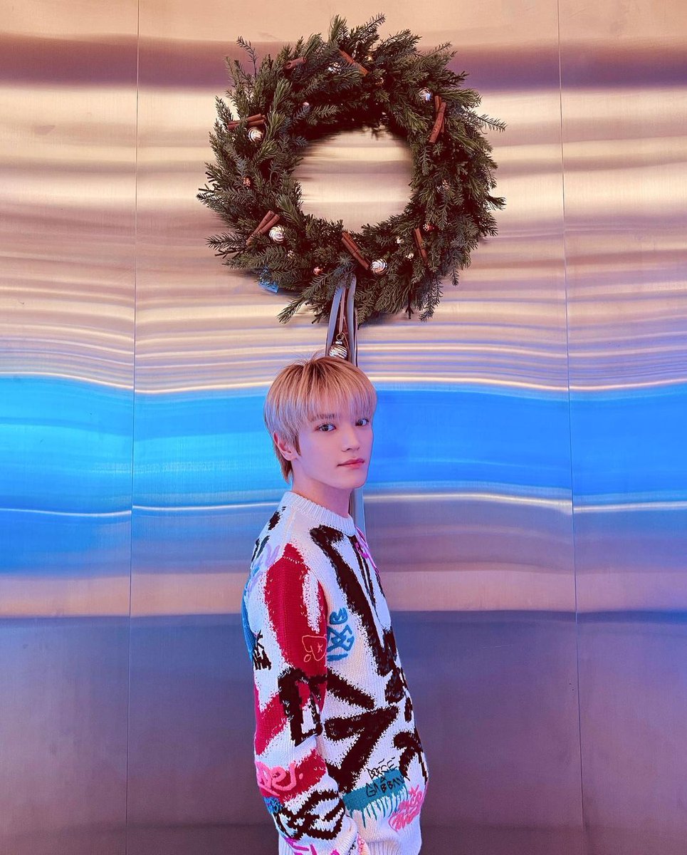 Diciembre 25

—publica en Instagram unas fotos que le tomó a  <a href="/TaeyongWG/">Tae</a> —

¡Feliz Navidad!