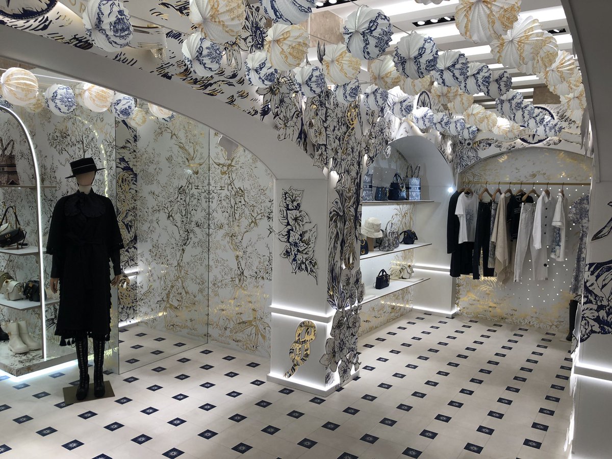 IngeOeseburg's tweet photo. Tweede dag in Berlijn. Tijdens WinkelSafari Zalando outlet en KaDeWe met dominante Dior presentatie gezien. https://t.co/I8rnthP1mu https://t.co/zLeS8KtfPP