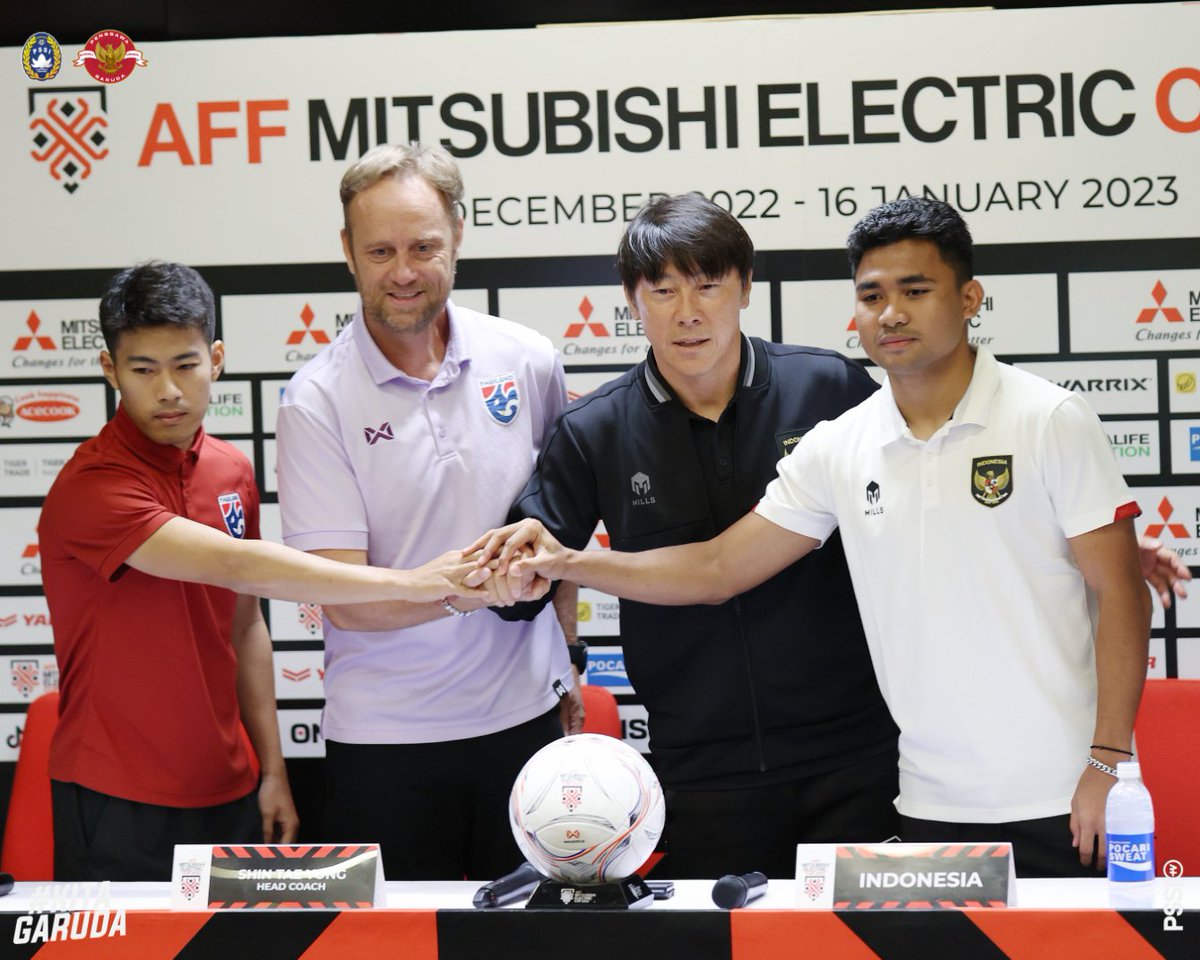 PSSI's tweet image. Shin Tae-yong selaku pelatih kepala Timnas Indonesia didampingi Asnawi mengikuti Pre Match Press Conference jelang laga kontra Thailand dalam gelaran Piala AFF 2022 pada Rabu (28/12) di Stadion Gelora Bung Karno.

#KitaGaruda #MeraihImpian