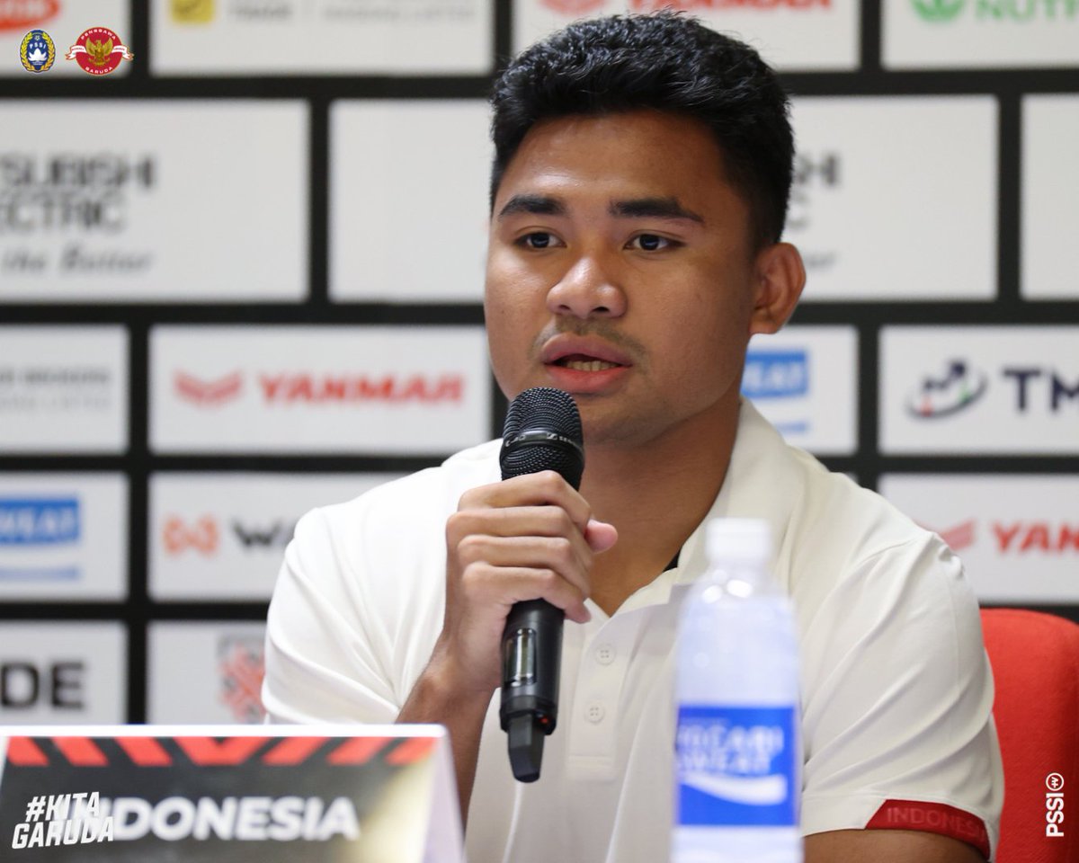 PSSI's tweet image. Shin Tae-yong selaku pelatih kepala Timnas Indonesia didampingi Asnawi mengikuti Pre Match Press Conference jelang laga kontra Thailand dalam gelaran Piala AFF 2022 pada Rabu (28/12) di Stadion Gelora Bung Karno.

#KitaGaruda #MeraihImpian