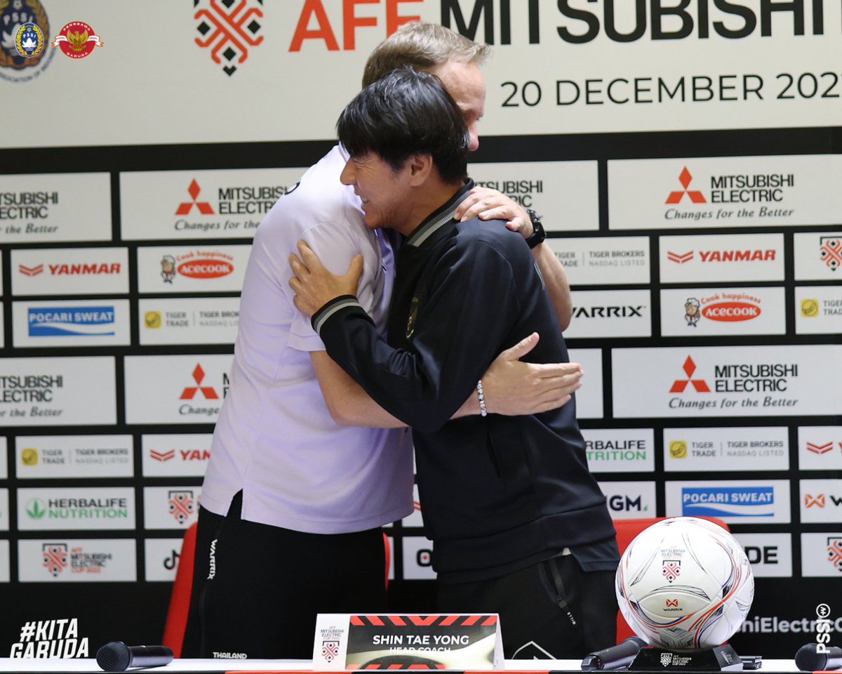 PSSI's tweet image. Shin Tae-yong selaku pelatih kepala Timnas Indonesia didampingi Asnawi mengikuti Pre Match Press Conference jelang laga kontra Thailand dalam gelaran Piala AFF 2022 pada Rabu (28/12) di Stadion Gelora Bung Karno.

#KitaGaruda #MeraihImpian