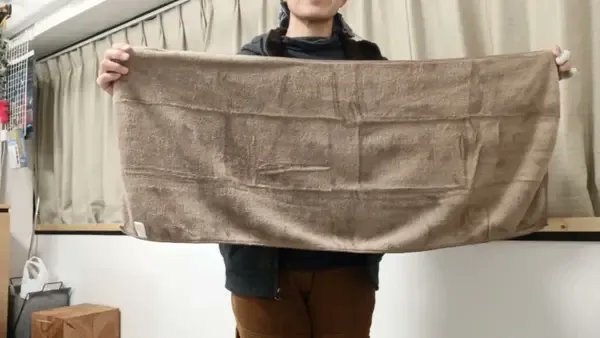 「【素敵なマフラー??】 実はマフラーじゃなくて、ふわっふわのタオル。 ぬいぐるみ」|BuzzFeed Japanのイラスト
