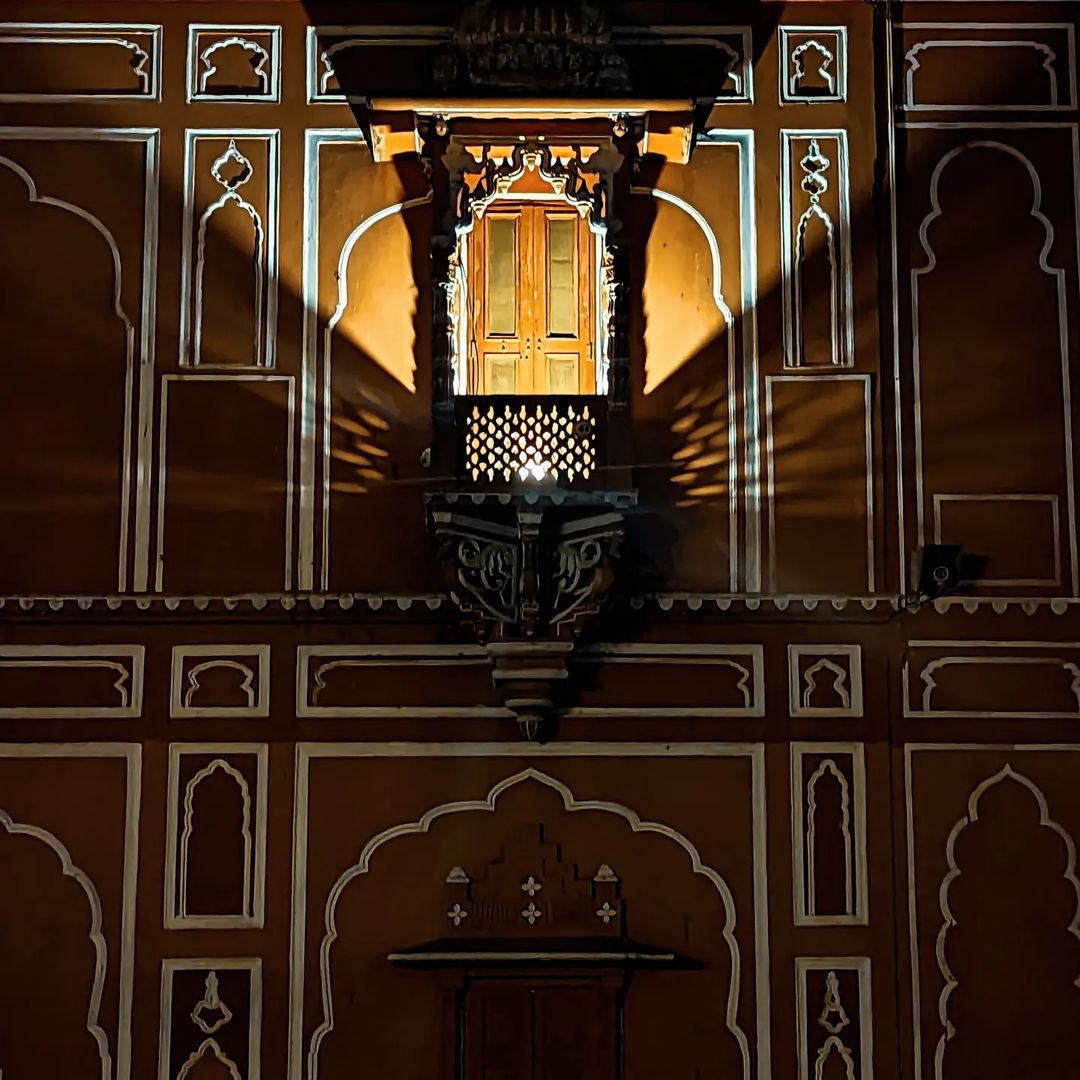 JprCityPalace's tweet photo. Some spaces have a unique magic that comes alive under the lights π―οΈ
Visit the #TheCityPalaceJaipur on a winter evening and experience it first hand.
#MustVisit
π· Landscape Food Clicks & Aditya Kondawar
#CityPalaceJaipur #TheJaipurCityPalace #MustSee #ThingsToDoInJaipur https://t.co/dYx3cIQyV4