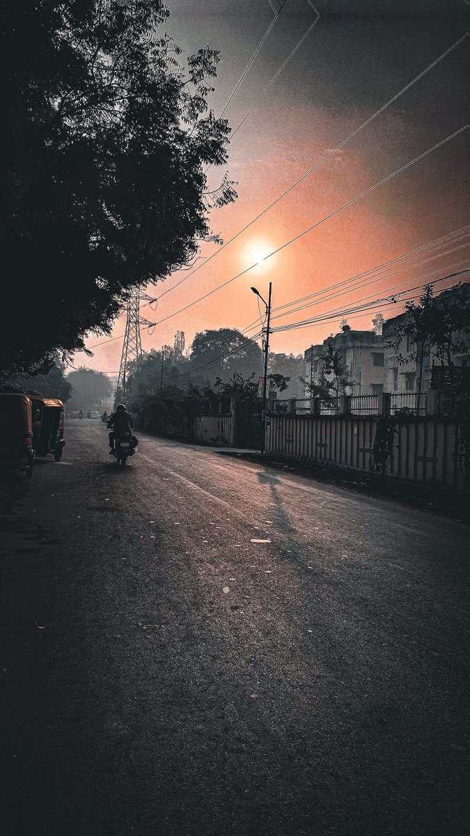 ‘A photograph is the pause button on life.’
.
.
 #photography📷 #streetphotographer #streetphotography #streetphotos #indianstreet #Lucknow #photoindia #photographylovers #sun #photostreet