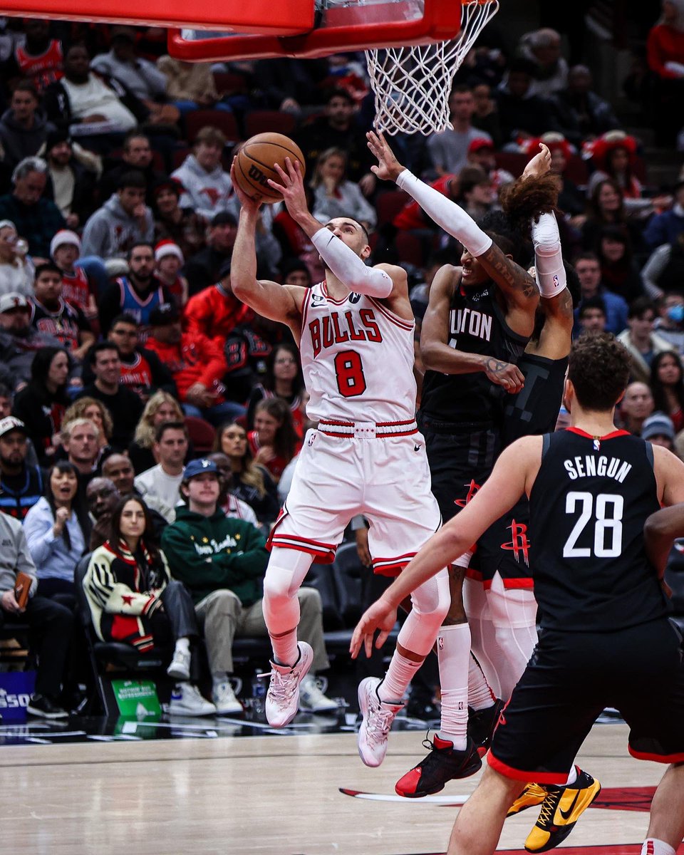 tara_stclair's tweet photo. Enjoyed being back at the @UnitedCenter with the @chicagobulls digital team last night. 

Always a special occasion getting to photograph this team! 🏀

#chicago #chicagobulls #smsphotography https://t.co/5jytY4ALC0