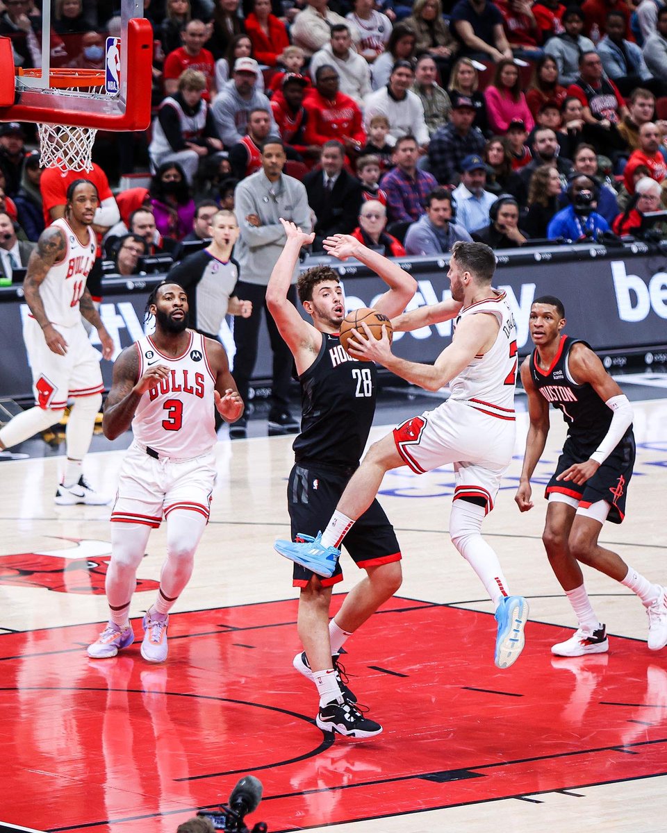 tara_stclair's tweet photo. Enjoyed being back at the @UnitedCenter with the @chicagobulls digital team last night. 

Always a special occasion getting to photograph this team! 🏀

#chicago #chicagobulls #smsphotography https://t.co/5jytY4ALC0