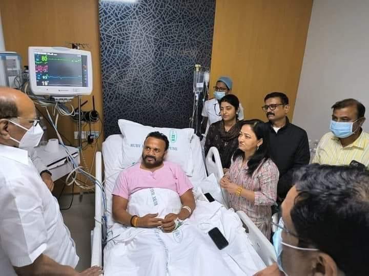 AniketPatil321's tweet photo. चार दिवसाखाली पवारांच्या संपत्तीची चौकशी करा असं विधानसभेत म्हणणाऱ्या गोरेंच्या प्रकृतीची चौकशी करायला सुद्धा पवार साहेब गेलेत, 

गोरे अन भाजपच्या नादी लागलेल्या इतर लोकांनी पवारांवर बोलताना विचार करा रे....

फडणवीस तुम्हाला आयुष्यभर पुरणार नाही रे, 
शेवटी आपलेच मदतीला येतील... https://t.co/OX120A1hlY
