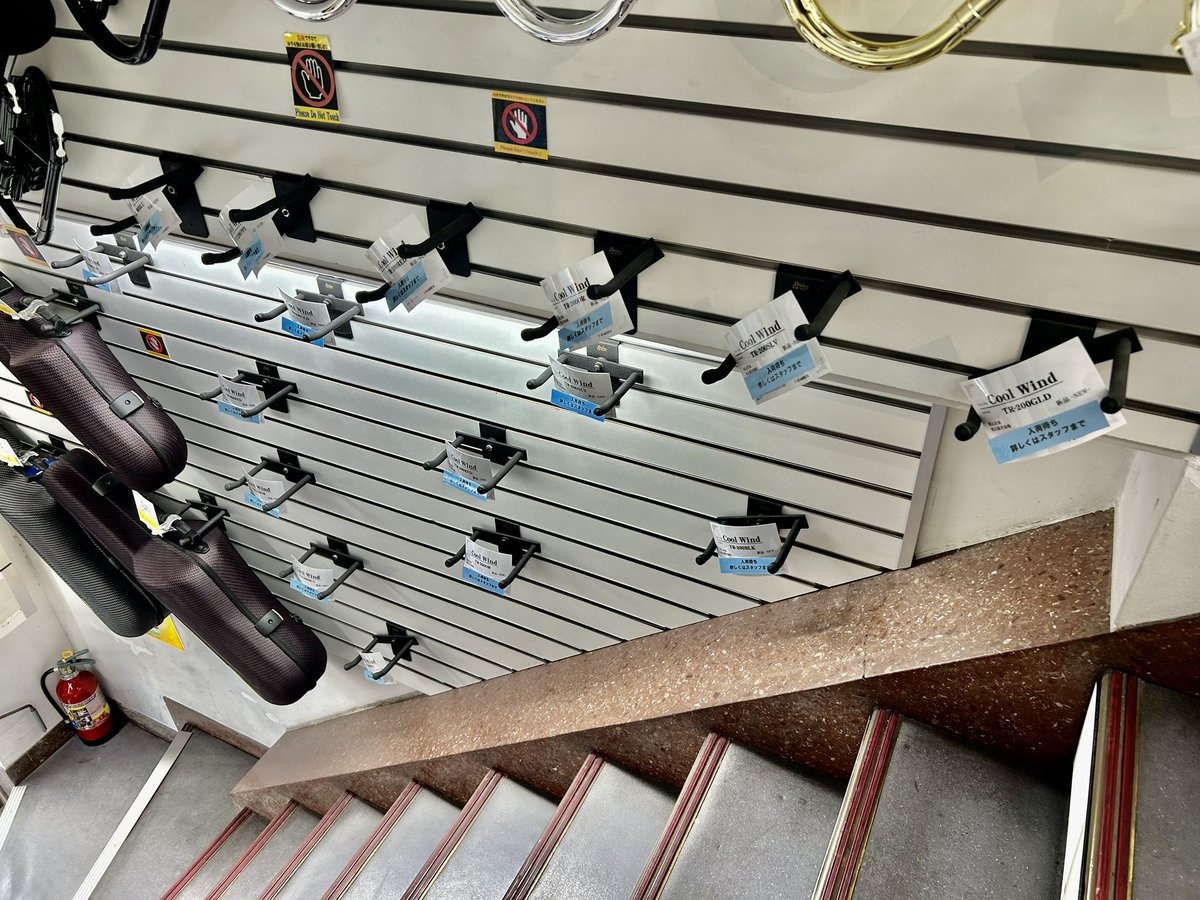 windocha's tweet image. 【2F金管フロア ブラスギャラリー♪】

ありがたいことに2日間SNSやる余裕も無いほどバタバタと過ごしておりました😵

今日はプラスチック管楽器
Coolwind(クールウインド)がこの後入荷予定です🙄
発泡スチロールまみれになりながら開梱がんばります😇
#頑張れスタッフ