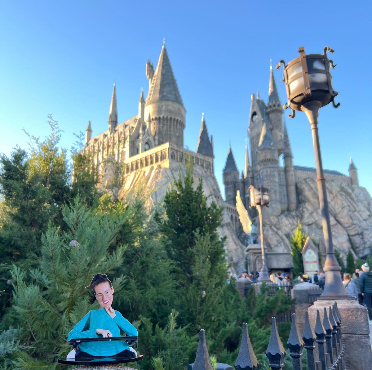 AlliJD3's tweet photo. #MiniAlli needed an #adventure, and @joshuaflynt took her to the #happiestplaceonearth 😍 We got it alllll in today! #HarryPotter and #JurassicPark 🧙🏻‍♂️🦖 #TeamAlliTravels ❤️ @Disney https://t.co/T0w7gWbrfk