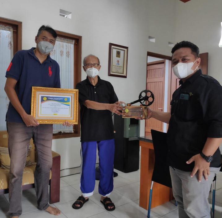 Mengunjungi kediaman (Alm) Buya Syafii Maarif untuk menyampaikan apresiasi B2W Award - sebagai tokoh religi yang masih konsisten bersepeda <a href="/BuyaSyafii/">Jaringan Buya Syafii (JBS)</a> di inisiasi oleh <a href="/b2wjogja/">B2W Jogja</a>