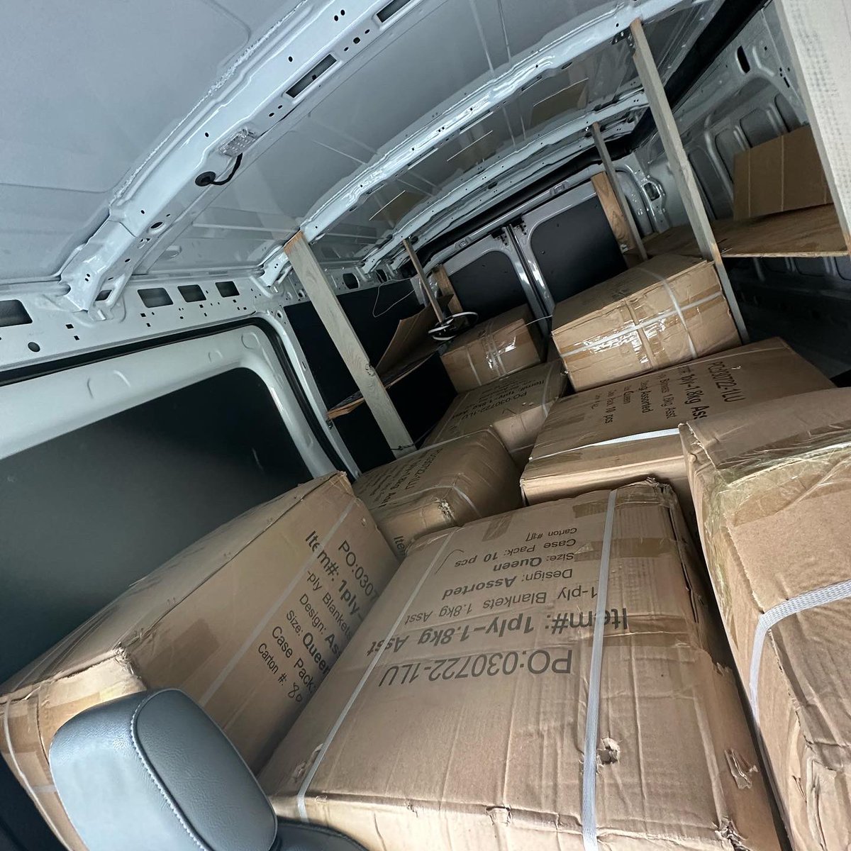 ChangemakersFL's tweet photo. π¨ 500 PEOPLE GIVEN BLANKETS and more π₯Ά Thank you South Florida for uniting together to support hundreds of locals facing homelessness as well as new refugee families across the tricounty region! βοΈ #socialimpact #volunteer #southflorida #collaboration #changemakersfl #pdftl π https://t.co/5uhUWqNXmR