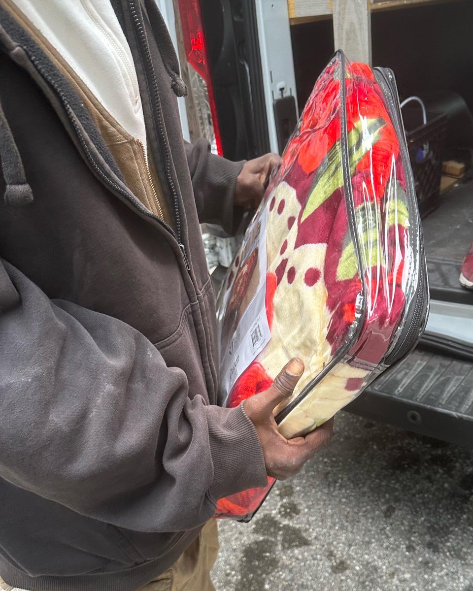 ChangemakersFL's tweet photo. π¨ 500 PEOPLE GIVEN BLANKETS and more π₯Ά Thank you South Florida for uniting together to support hundreds of locals facing homelessness as well as new refugee families across the tricounty region! βοΈ #socialimpact #volunteer #southflorida #collaboration #changemakersfl #pdftl π https://t.co/5uhUWqNXmR
