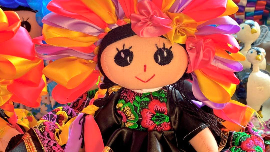 turismocdmx's tweet photo. ¡El regalo especial para estas fiestas decembrinas es una original artesanía mexicana como las bellas Muñecas Ar Lëlë Hñöhñö! ✨

Ven a su feria en el📍Monumento a la Revolución, aprécialas y adquiere las tuyas.😉

Hasta el 🗓 6 de enero.
🕘 10:00 a 19:00 hrs. https://t.co/TQzrMFy6TY