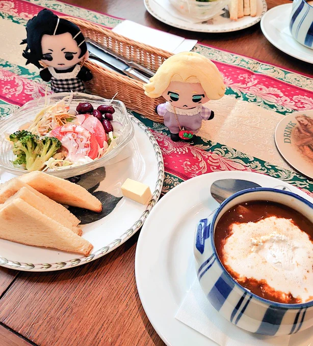 これはめちゃウマビーフシチュー、めちゃウマパンプキンタルト、めちゃウマ紅茶を羨ましそうに見る綿たち。 