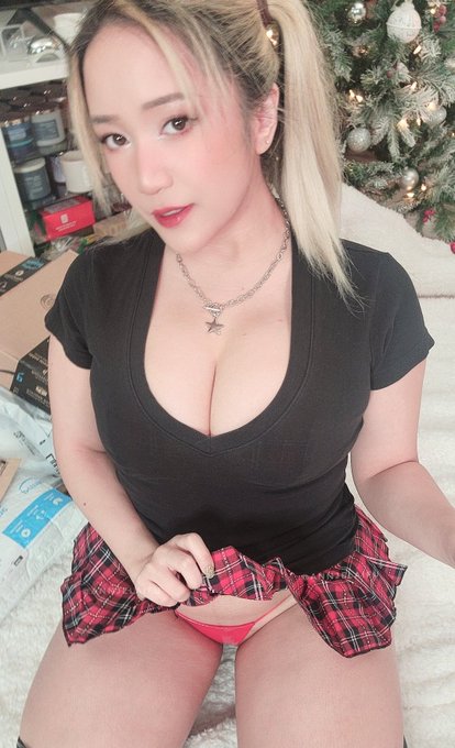 2 pic. ?? Free livestream starting now!!! ? VIP stream afterwards https://t.co/uLZsAlG5dS