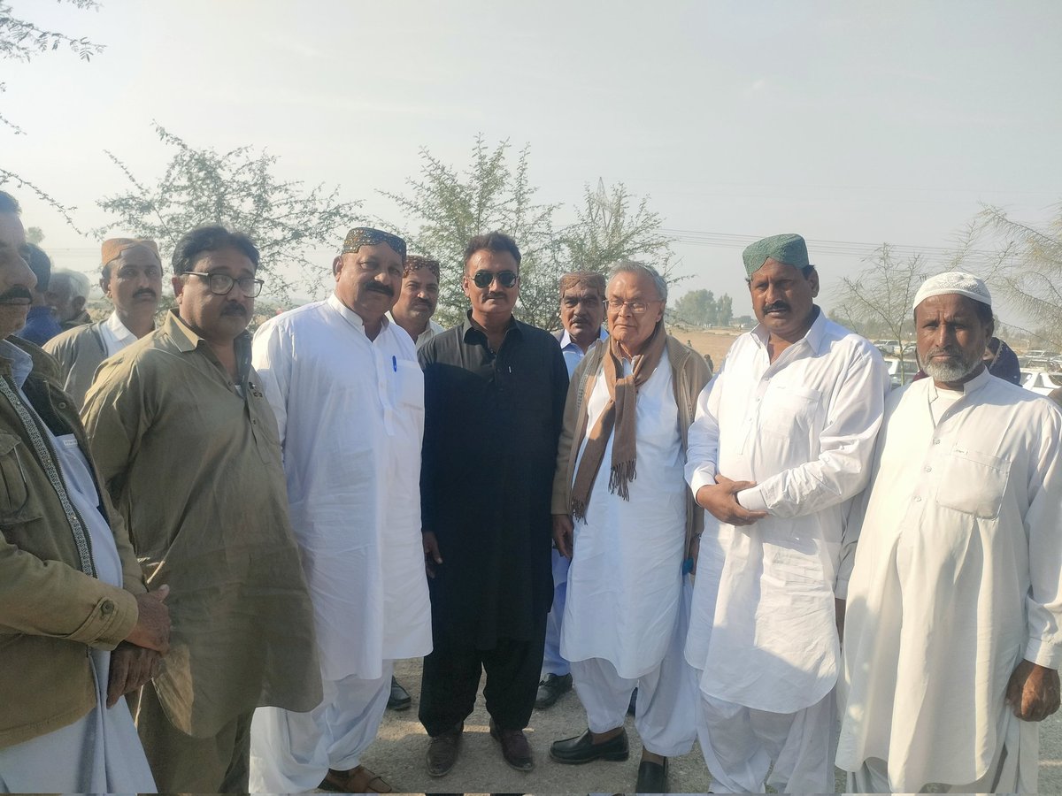 AyazMem85860398's tweet photo. شہیدوں کی نگری گڑھی خدا بخش میں پارٹی رہنماؤں کے ساتھ جئی بھٹو https://t.co/9ENscZLIIc