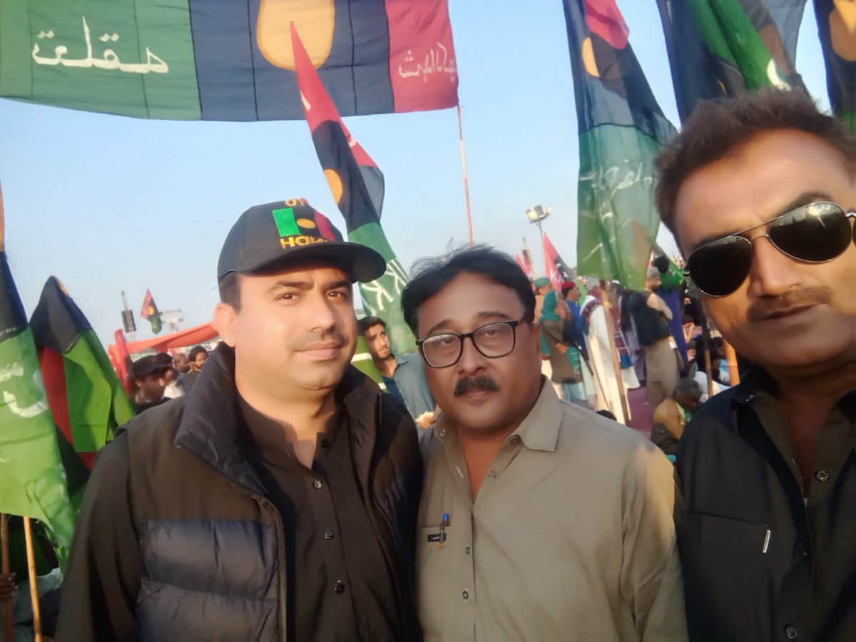 AyazMem85860398's tweet photo. شہیدوں کی نگری گڑھی خدا بخش میں پارٹی رہنماؤں کے ساتھ جئی بھٹو https://t.co/9ENscZLIIc