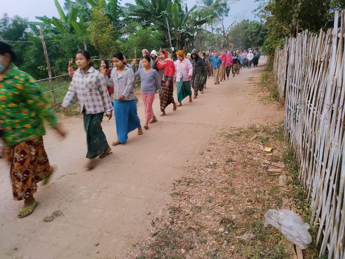 KYITHAR95368969's tweet photo. Local residents from northern part of #Yinmarbin Twp, #Sagaing , regularly staged a morning protest to drive out the #MilitaryDictatorship on Dec28.

#WarCrimesOfJunta          
#2022Dec28Coup                                 
#WhatsHappeningInMyanmar https://t.co/Rbao0UdpVW