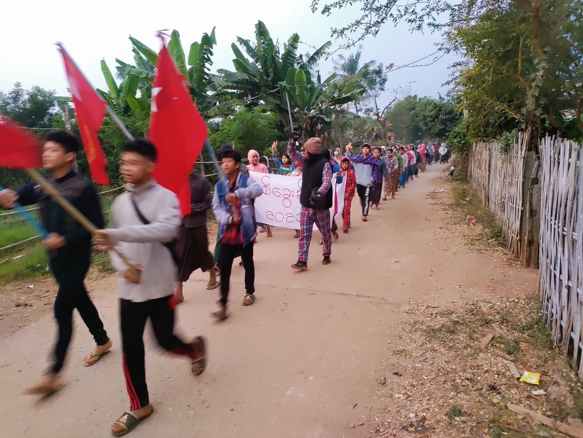 KYITHAR95368969's tweet photo. Local residents from northern part of #Yinmarbin Twp, #Sagaing , regularly staged a morning protest to drive out the #MilitaryDictatorship on Dec28.

#WarCrimesOfJunta          
#2022Dec28Coup                                 
#WhatsHappeningInMyanmar https://t.co/Rbao0UdpVW