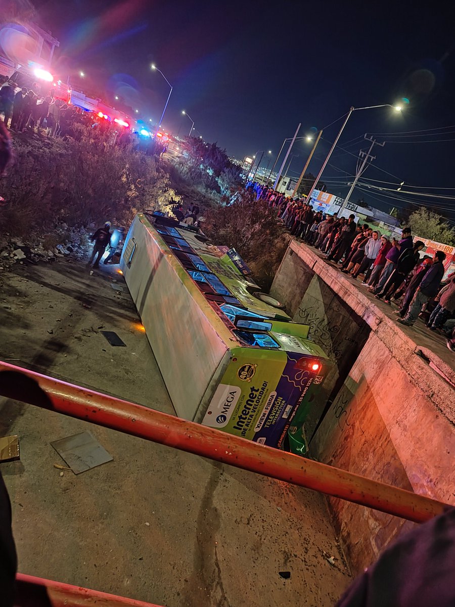 heavybuitre's tweet photo. Camion urbano (r13) cae al canalón. Praderas de San Francisco. Al final del canalón. https://t.co/P3u2UzAAss
