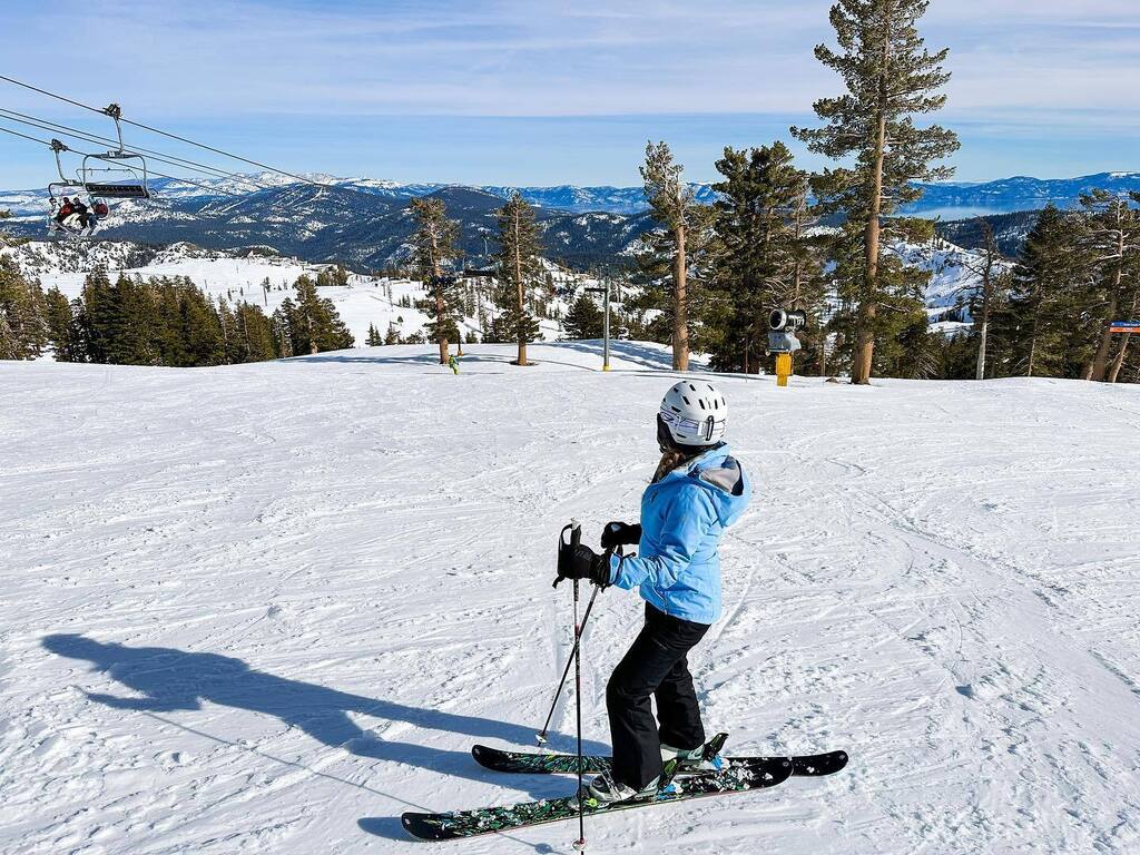 coco_kendall's tweet photo. Took advantage of the blue skies before the storm came in. We were super lucky as the slopes weren’t busy, my type of ski day. Now the storm is here and I’ve have been herniating at home.
.
.
.
.

#nationalcocographic #dametraveler #sheisnotlost #girlswh… https://t.co/PuRjwG9img https://t.co/rHCDvqcVl1